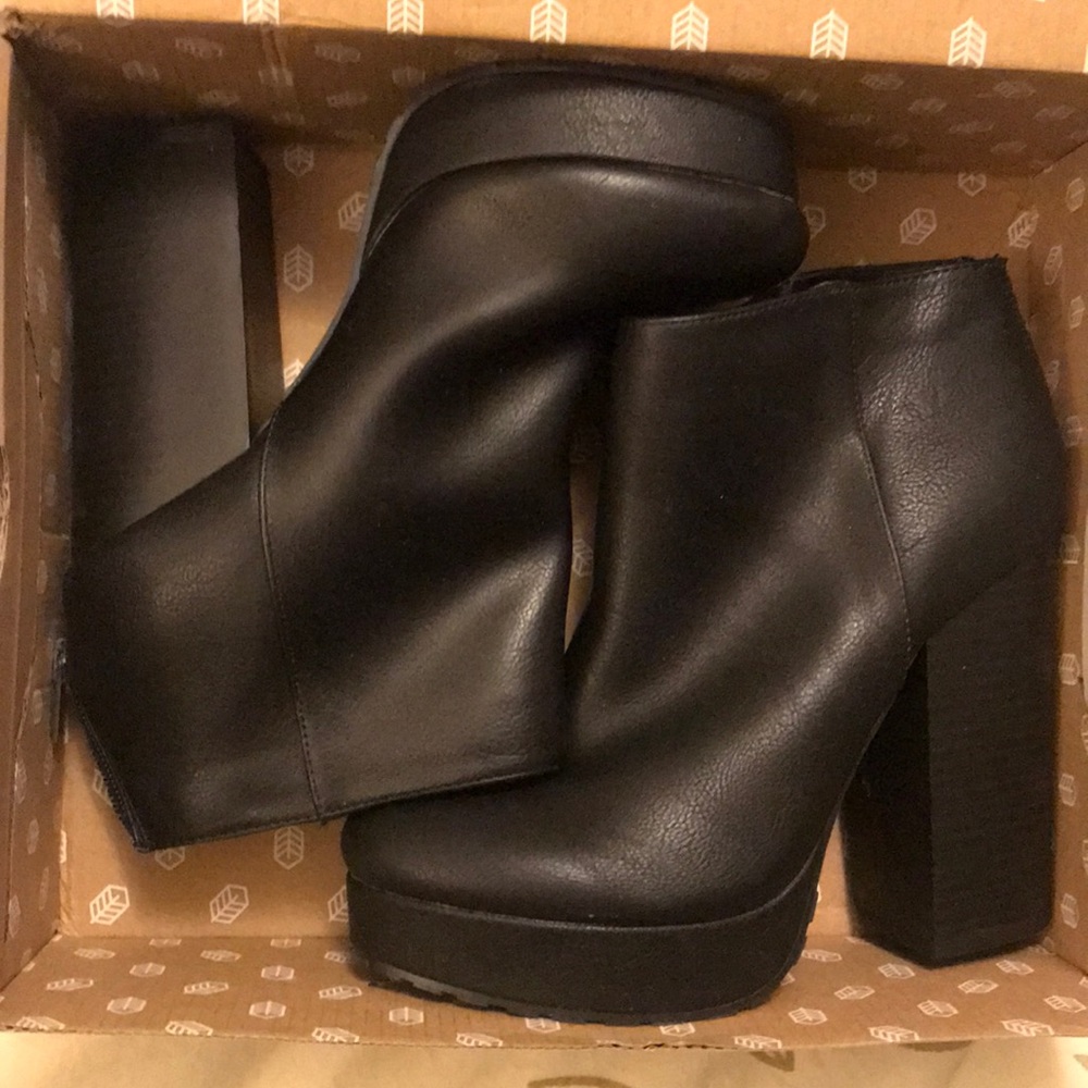 Call It Spring “Leawen” Ankle Boot Block Heel